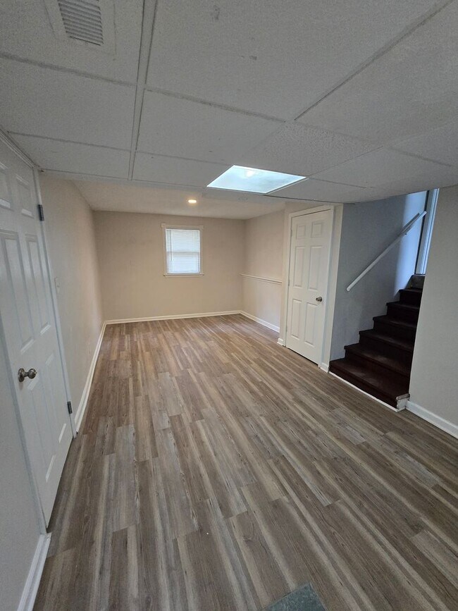 Building Photo - 4 bedrooms 2 bedroom fenced in yard