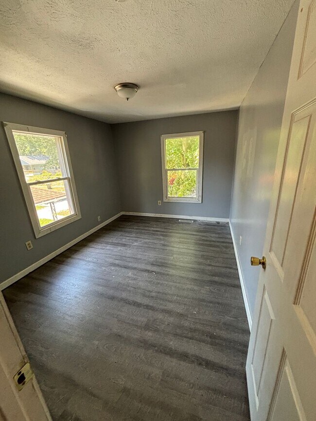 Building Photo - Large 4 Bedroom 1.5 Bathroom HOUSE SPECIAL