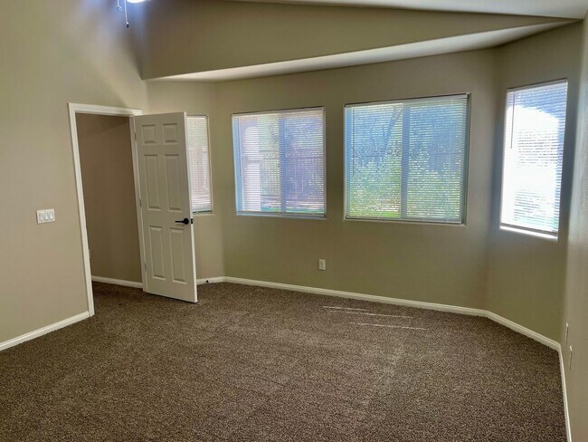 Building Photo - BEAUTIFUL SINGLE STORY HOME IN GATED COMMUNITY OF STALLION MOUNTAIN