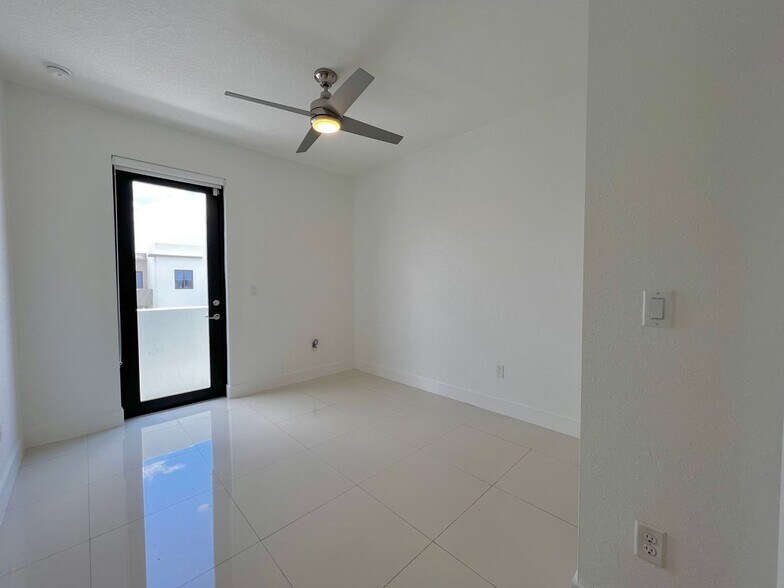 Building Photo - 492 SW 91st Pl
