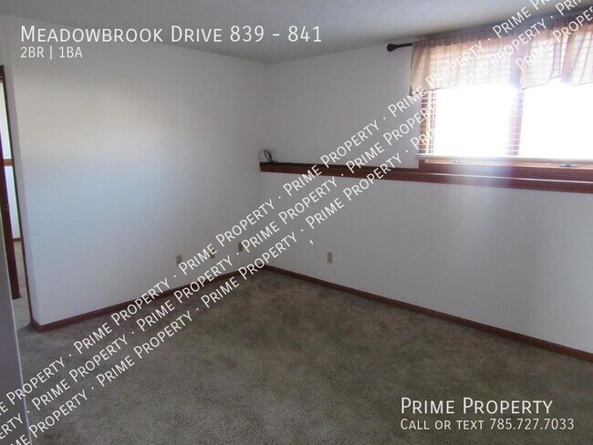 Building Photo - Meadowbrook Drive 839-841