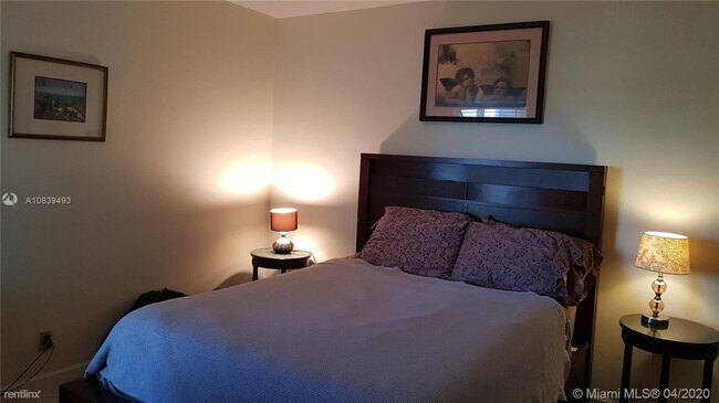 Building Photo - 1 br, 1 bath  - 2990 NE 16th Ave