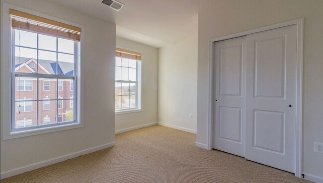 Building Photo - Stunning 3 Level, 3 Bed 3.5 Bath Townhome ...