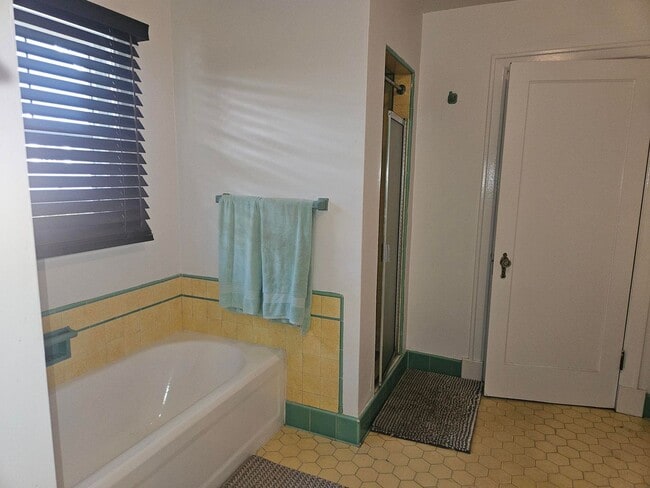 Building Photo - 5bd 5ba Stunning Home