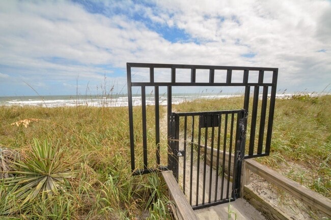 Building Photo - 2 Bedroom 2 Bathroom direct ocean condo