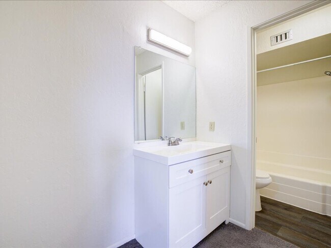 Building Photo - 2 Bedroom, 2 Bathroom with Community Pool!