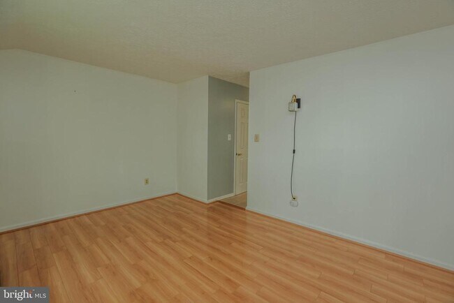 Building Photo - 359 Point to Point Rd