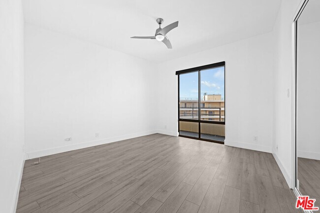 Building Photo - 4267 Marina City Dr