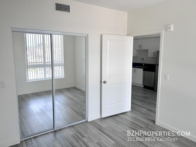 Building Photo - 704 N Alvarado St