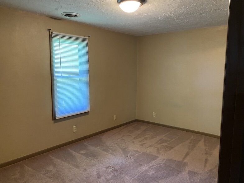 Building Photo - 208 E Maiden Ln