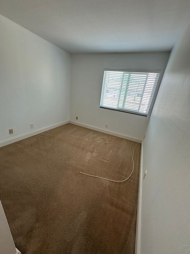 Building Photo - 3 Bed 1.5 Bath Townhome In Walnut Creek W/...