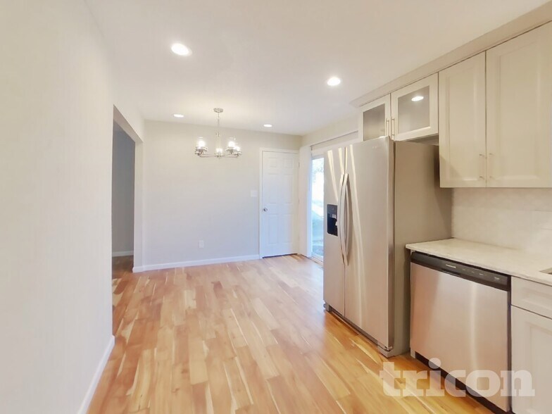 Building Photo - 1116 NE 10 St