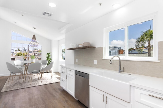 Virtual staging added - 527 Pine St