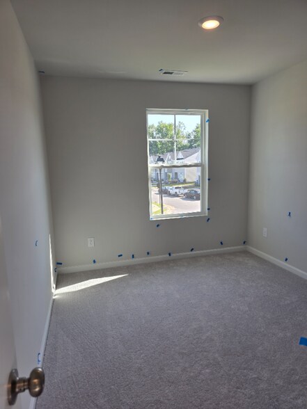Building Photo - 176 Paramount Dr