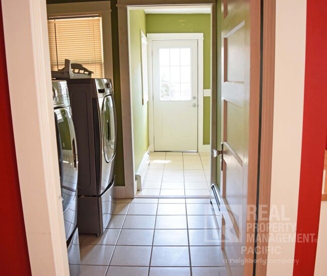 Building Photo - Spacious 3 Bedroom in Prime Location