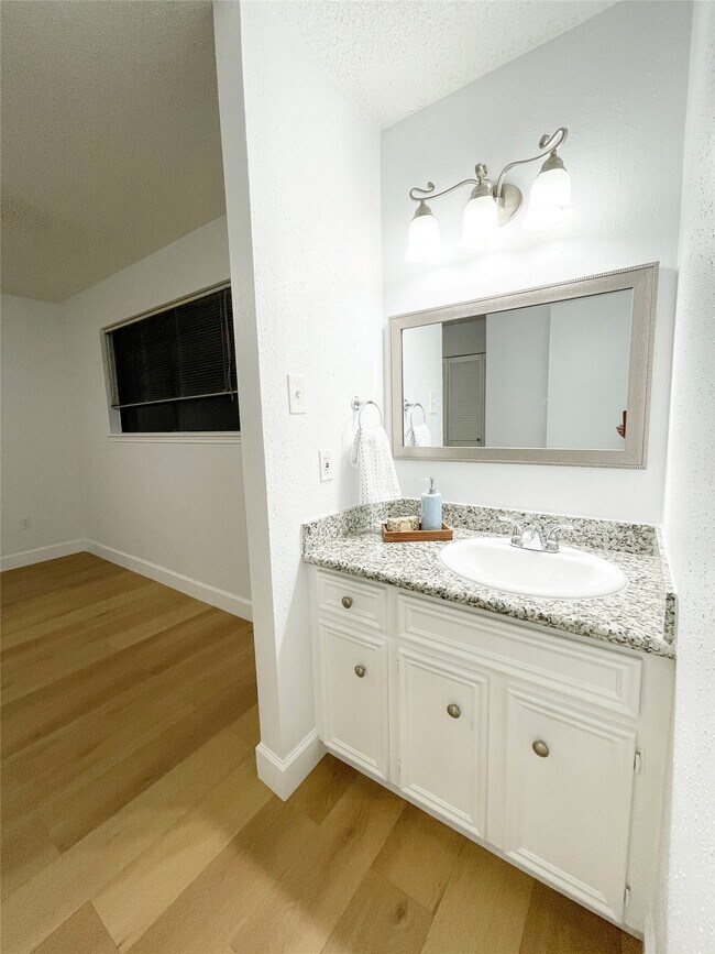 Building Photo - 13716 Hollowgreen Dr