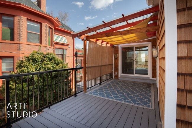 Building Photo - 4 Bed 2 Bath Salt Lake Home For Rent!