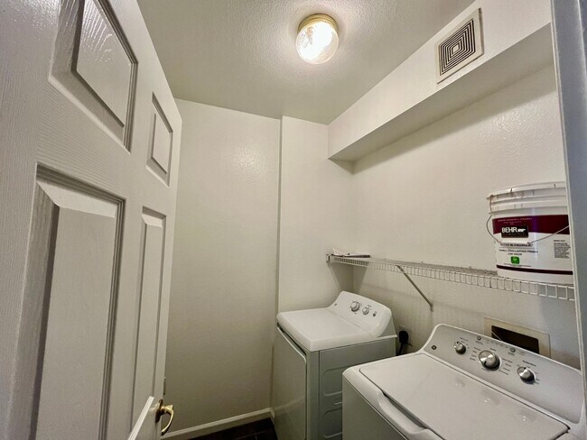 Building Photo - Very nice 2 bed 2 full bath on top floor n...