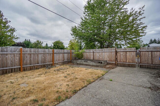 Building Photo - LARGE THREE BEDROOM HOME WITH RV /BOAT PAR...