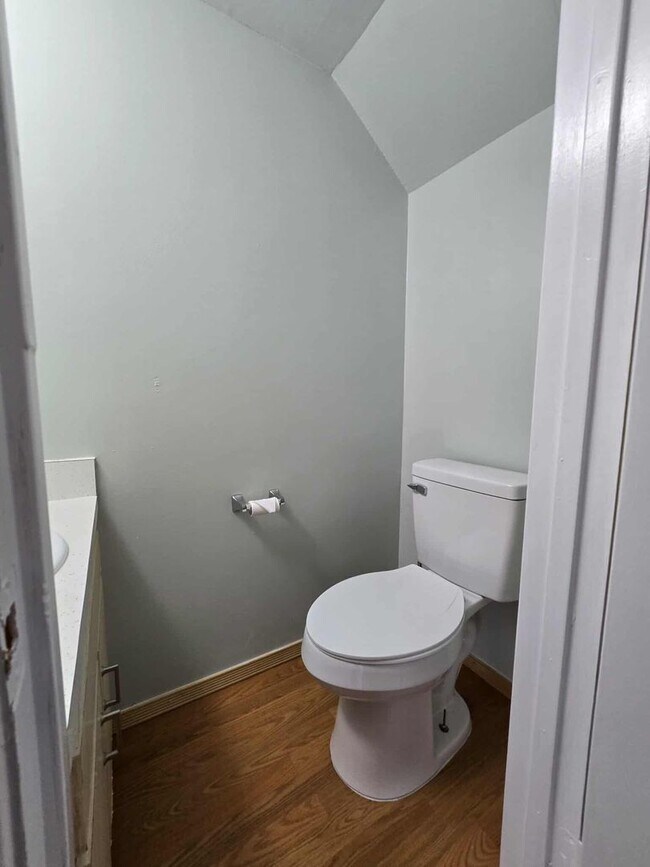 Building Photo - 2 bed / 1.5 bath Townhouse for RENT