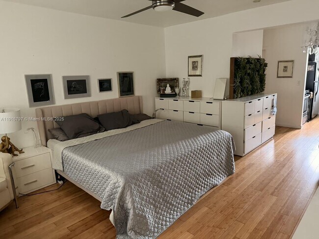 Building Photo - 101 Collins Ave