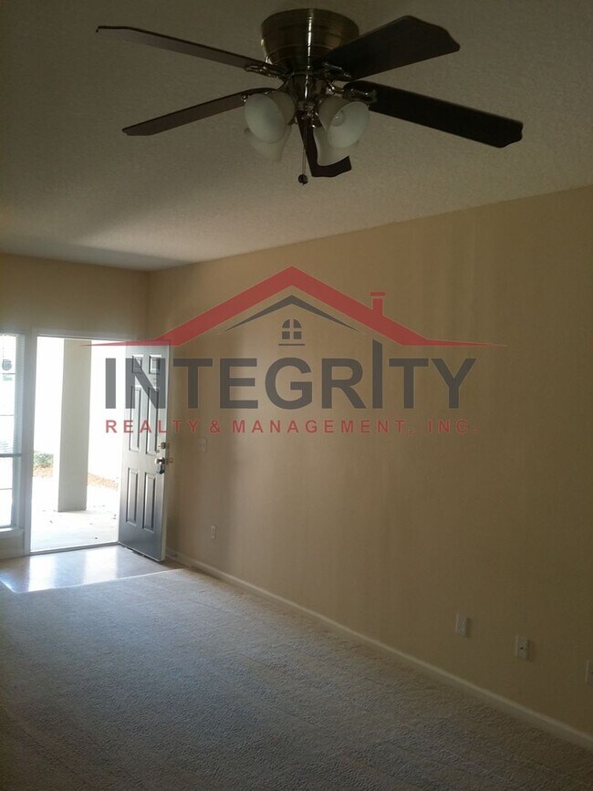 Building Photo - 2 bed/2 bath townhome in Timothy Landing