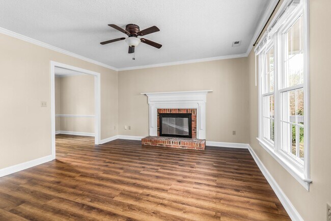 Building Photo - Woodcroft Wonderful!