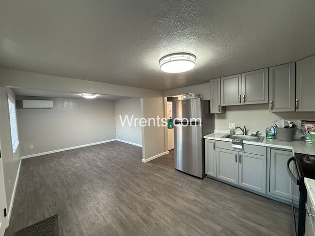 Building Photo - 6319-6321 N Stevens St