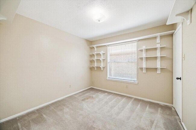 Building Photo - 16330 Leamington Ln