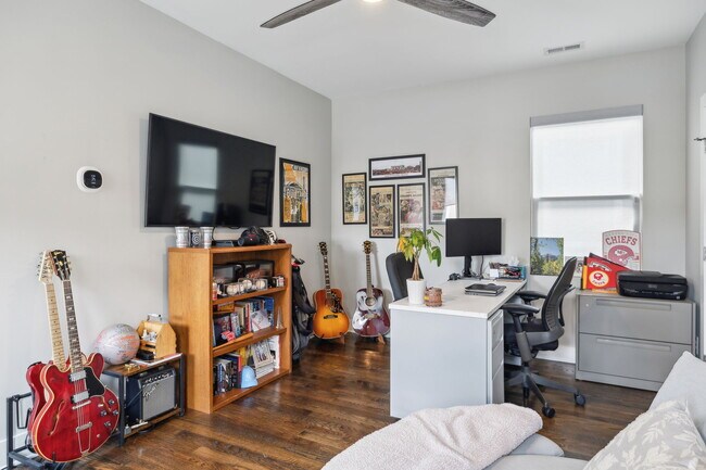 Building Photo - 6216B California Ave