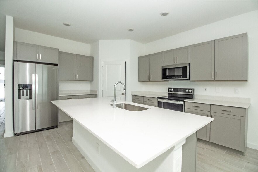 Building Photo - 5929 SE Sky Blue Cir