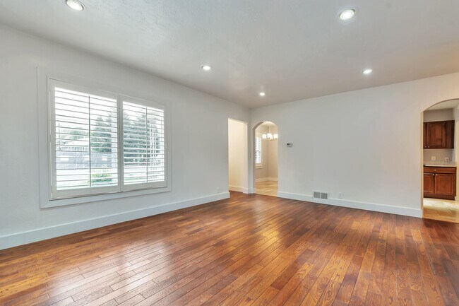 Building Photo - 4858 Viewmont St