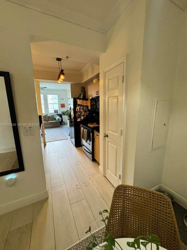 Building Photo - 533 NE 3rd Ave