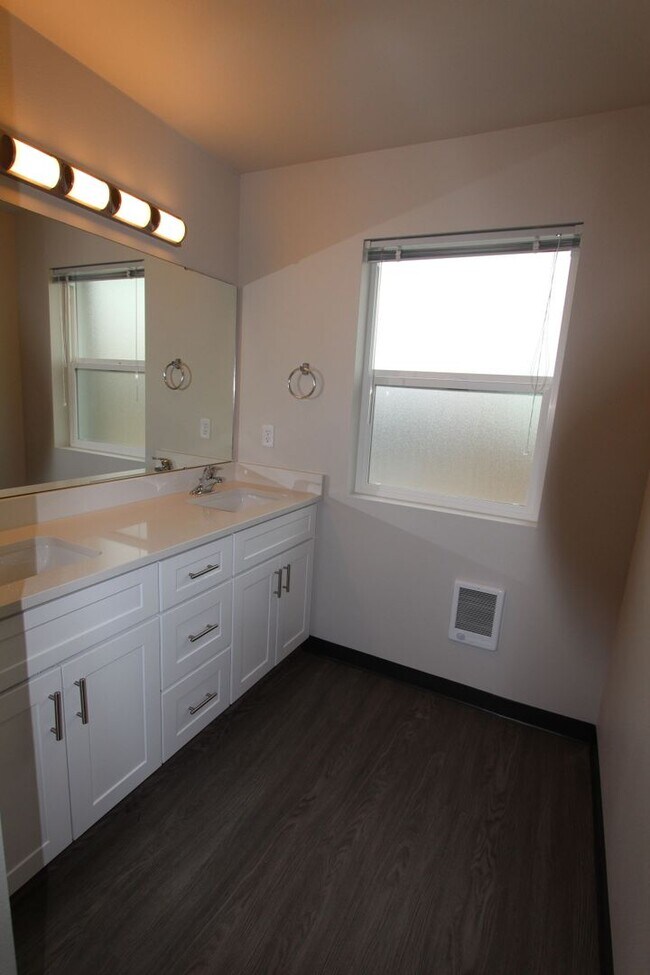 Building Photo - Modern design 3-bed, 2.5 bath duplex avail...