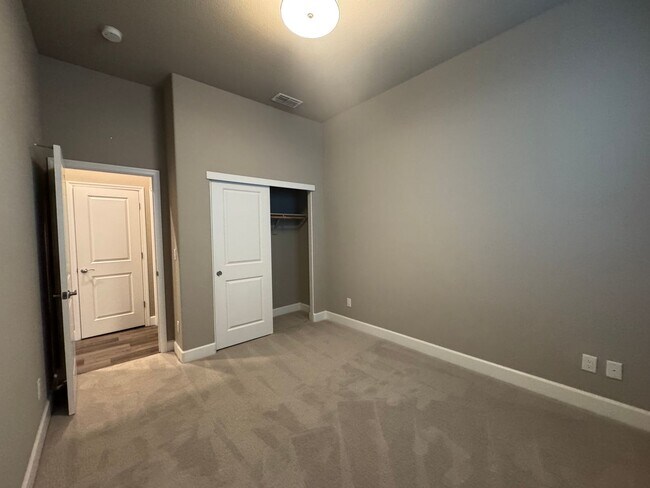 Building Photo - Stunning 3 Bedroom Home in Roseville near Rex Fortune Elementary and John Byouk Park!