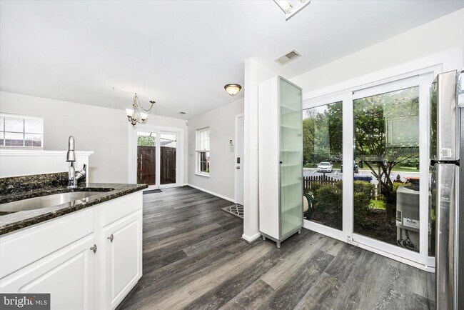 Building Photo - 4960 Clarendon Terrace