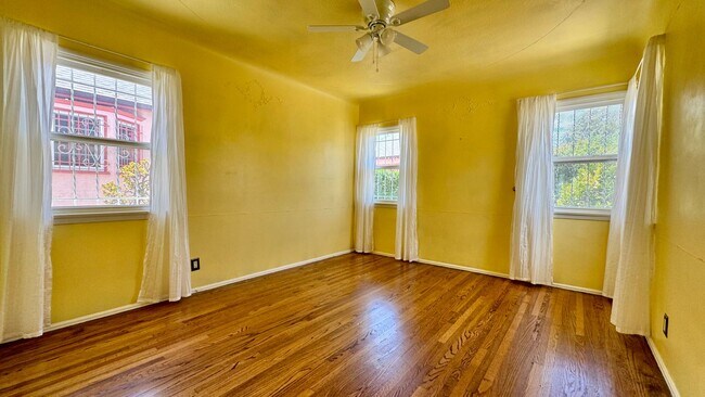Building Photo - Charming House  with Large yard