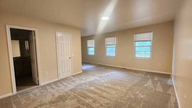 Building Photo - Spacious Arlington TH Near Ballston Metro!