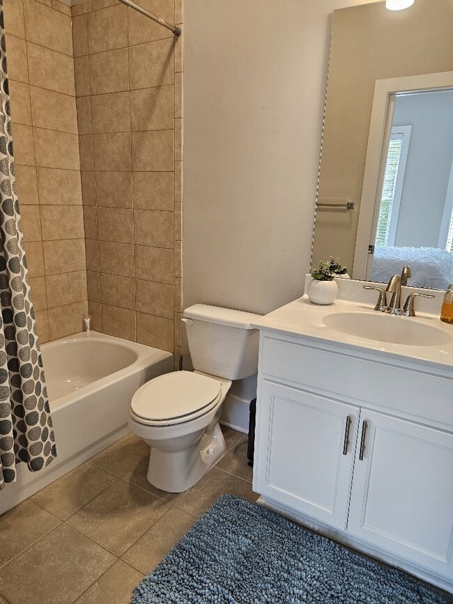 Building Photo - Furnished, 6 - 9 Month lease available.  L...