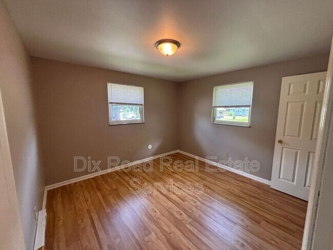 Building Photo - 1708 W Riverview Ave