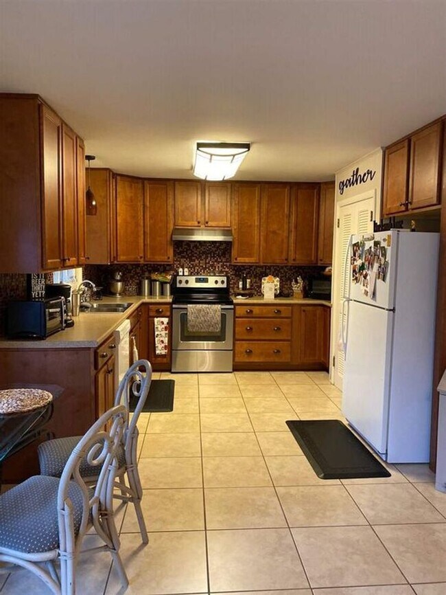 Building Photo - 3155 Lakeshore Dr