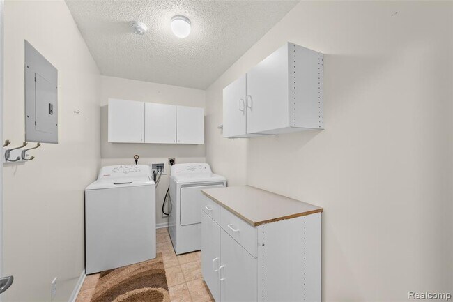Building Photo - 4911 Oak Hill Dr