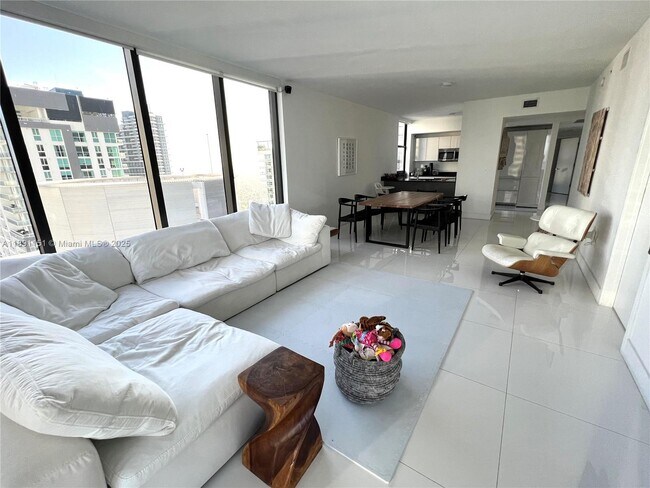Building Photo - 1010 Brickell Ave