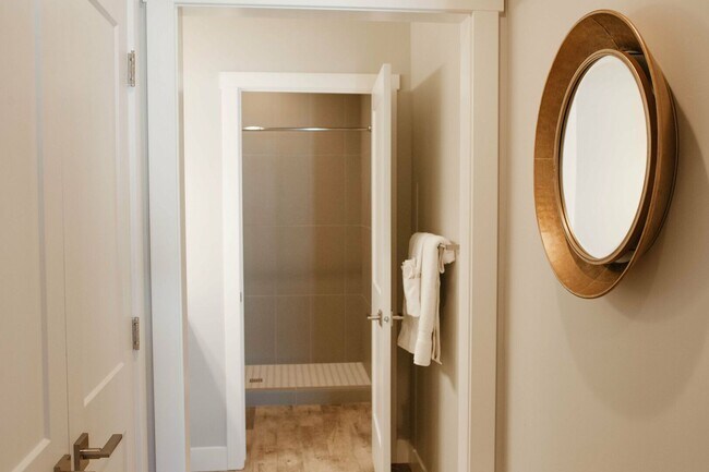 Building Photo - Short term lease options! Spacious Condo in Washington