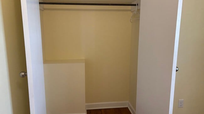 Building Photo - Large 4 Bedroom House in Quiet Country Setting