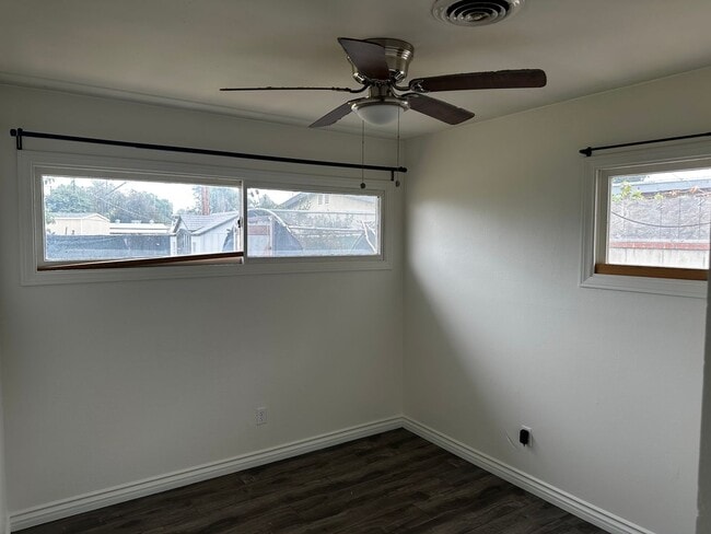 Building Photo - Charming Riverside Home on Hillside Avenue!