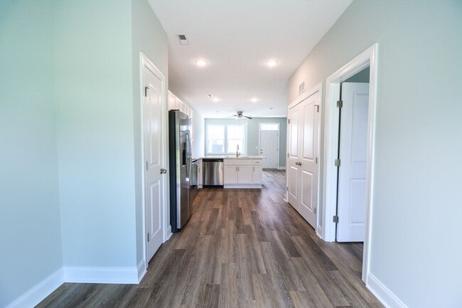 Building Photo - New END UNIT Townhome with Pond View and D...