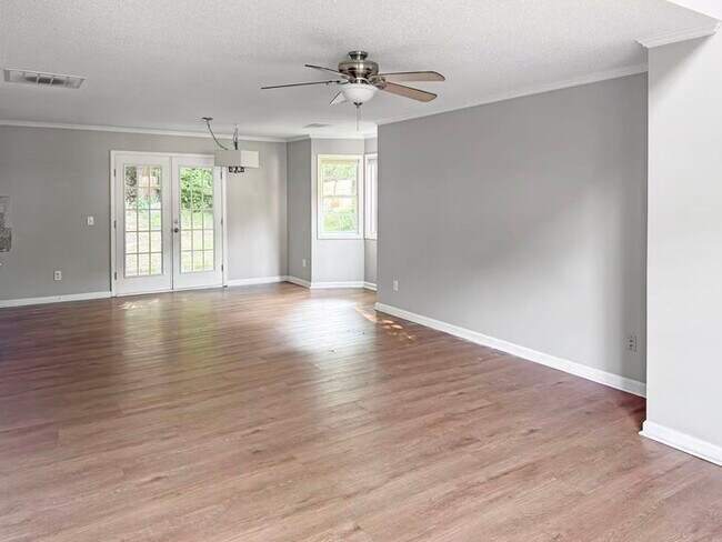 Building Photo - 3 bedroom house in Hillsborough Chase