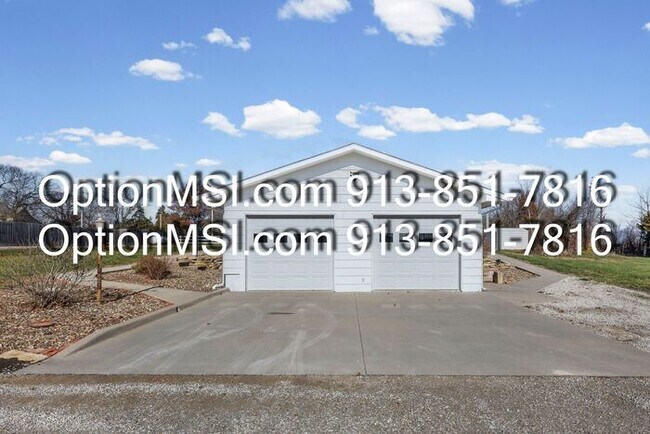 Building Photo - Country Charm Just Minutes From Lawrence!