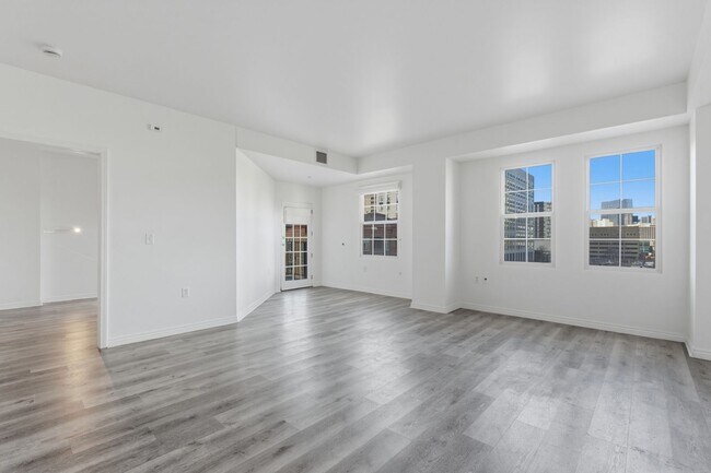 Building Photo - 2-bedroom, 2-bathroom condo with city views